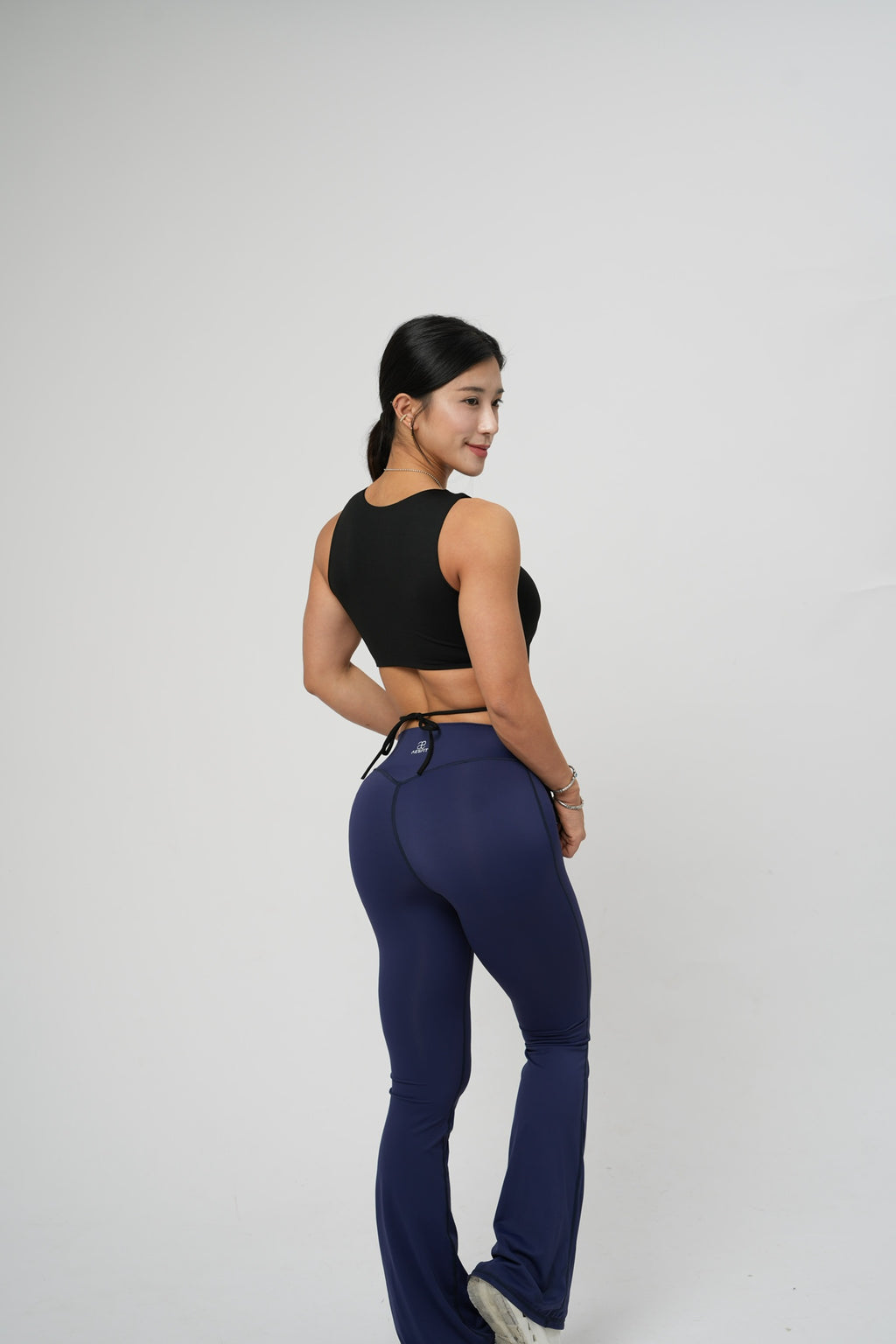 BACKLESS TIE-BACK CROP TOP（Black)