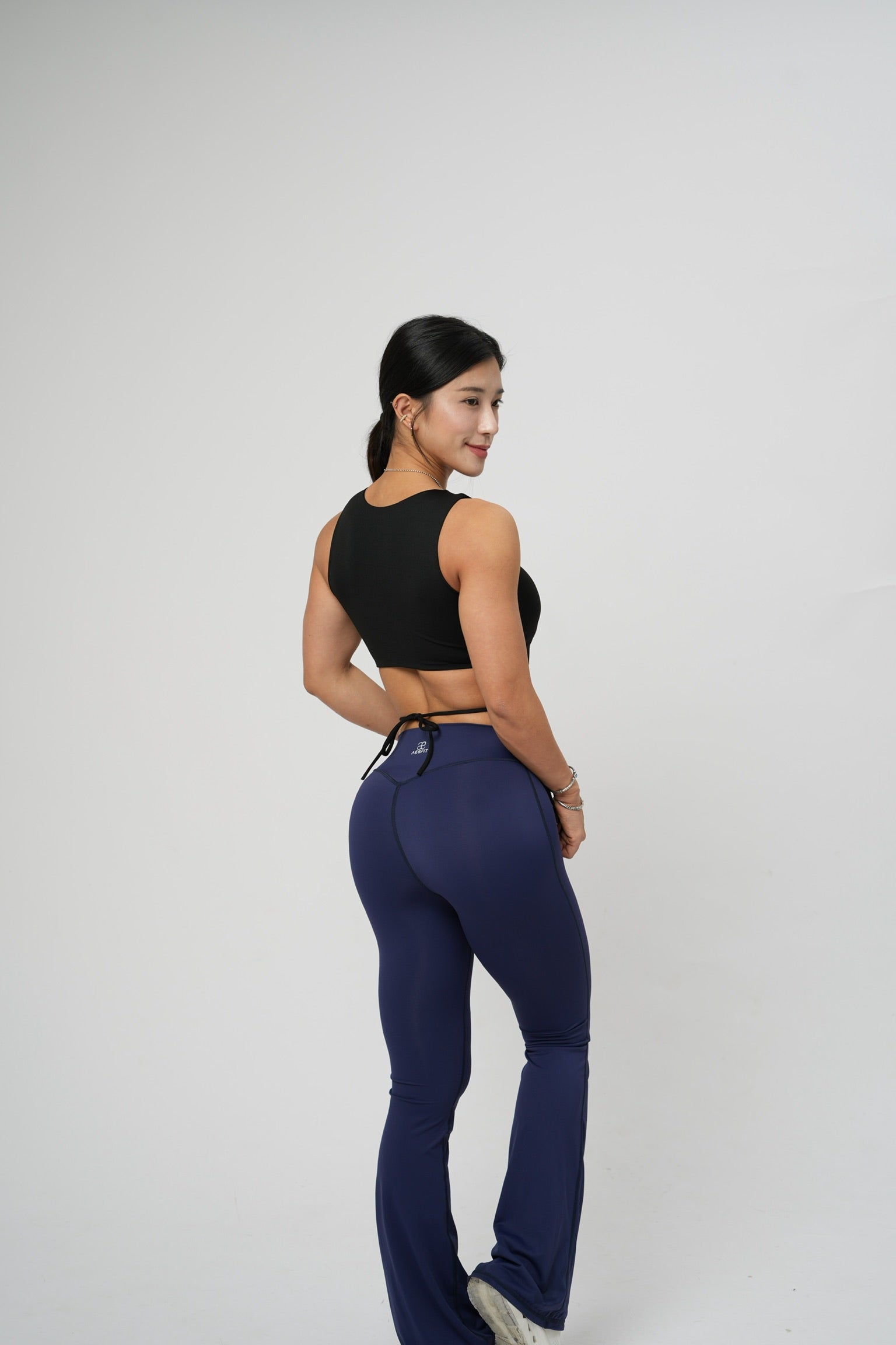 BACKLESS TIE-BACK CROP TOP（Black)